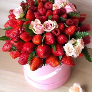 Коробка с ягодами и розами №24 — Букеты в коробке
