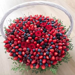 Корзина со спелыми ягодами №4 — Букеты в корзине