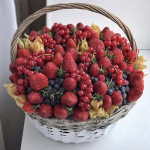 Корзина с ягодами №11 — Букеты в корзине