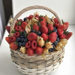 Корзина с ягодами №10 — Букеты в корзине