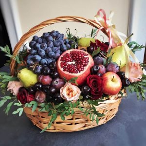 Большая корзина с фруктами №22 — Букет из фруктов и ягод
