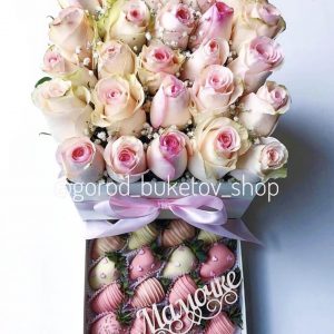 Набор из роз и клубники в шоколаде — Букеты в коробке