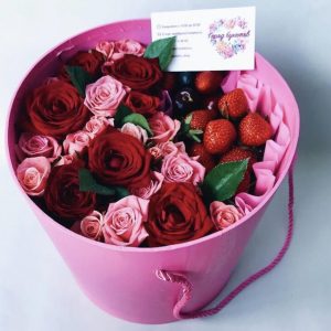 Коробка с розами и ягодами №7 — Букеты в коробке