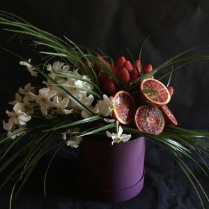 Букет из фруктов и цветов №150 — Букеты в коробке
