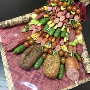 Букет из колбасок и овощей №1 — Букеты из колбасы