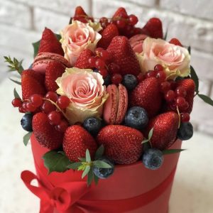 Коробка с ягодами №32 — Букеты в коробке