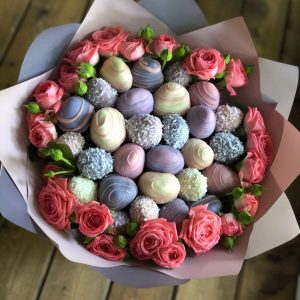 Букет из клубники и роз “Шерли” — Букеты с клубникой в шоколаде