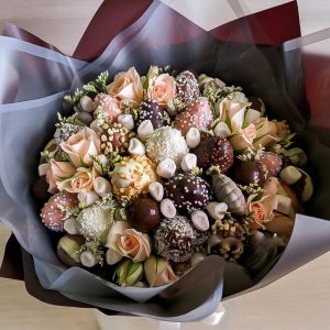 Сладкий букет из роз и шоколада — Букеты с клубникой в шоколаде