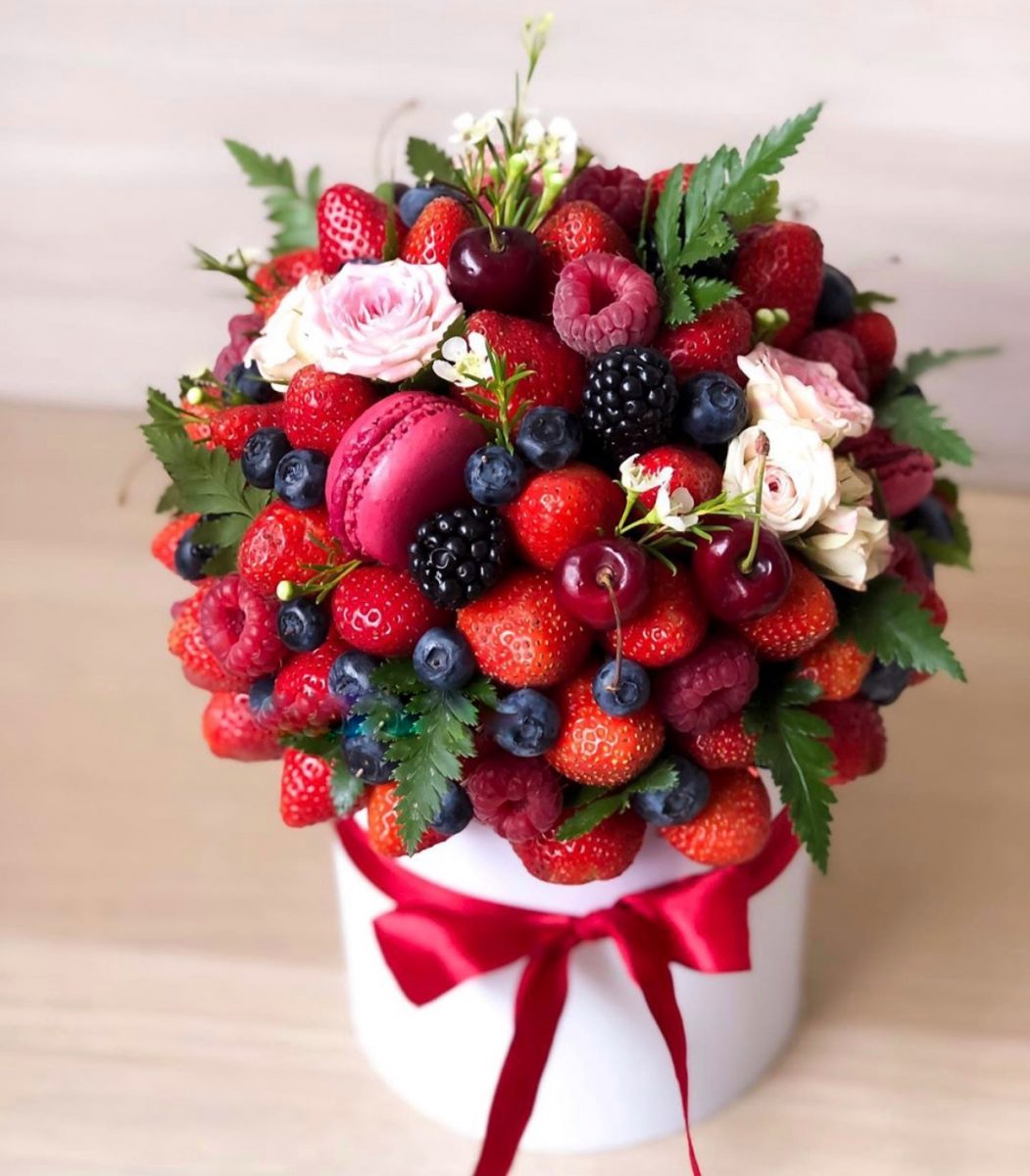 Коробка с ягодами