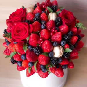Букет с розами и ягодами №105 — Букеты в коробке