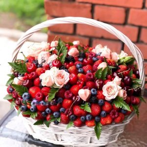 Корзина из ягод и роз №114 — Букеты в корзине