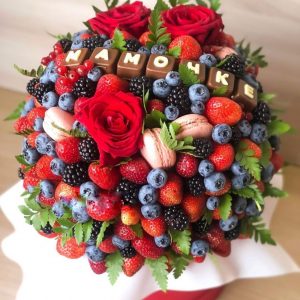 Коробка с ягодами и цветами №107 — Букеты в коробке