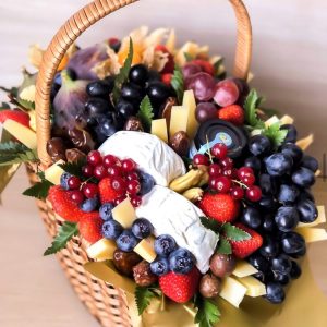 Корзина из ягод и сыра №3 — Букеты в корзине