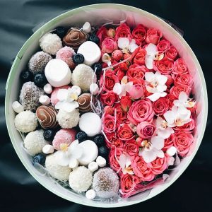 Розы с клубникой в шоколаде — Букеты в коробке