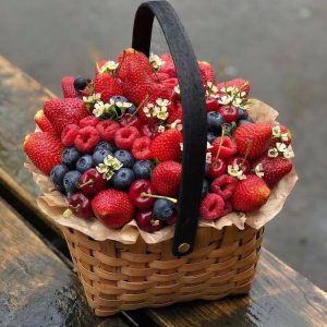 Корзина с ягодами №2 — Букеты в корзине