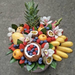 Коробка с фруктами №100 — Букет из фруктов и ягод