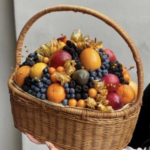 Корзинка с экзотическими фруктами №99 — Букет из фруктов и ягод
