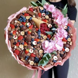 Букет из ягод и конфет №223 — Букеты для женщин из клубники