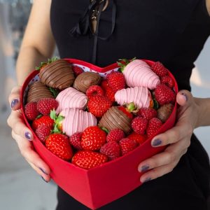 Коробка с ягодами и шоколадом №94 — Букеты в коробке
