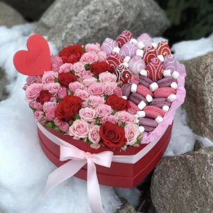 Композиция с розами №226 — Букеты в коробке