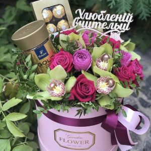 Коробка с кофе и цветами №208 — Букеты из конфет