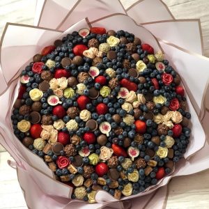 Сладкий букет с ягодами №178 — Букеты из конфет
