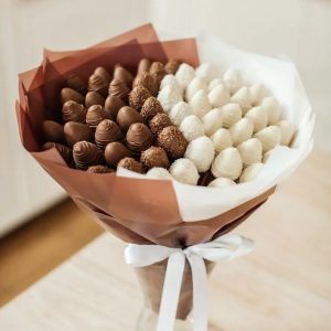 Вкусный букет “Инь-Янь” — Букеты с клубникой в шоколаде