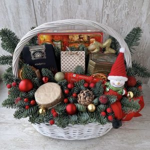 Новогодняя корзина “Снеговик” — Букеты в корзине