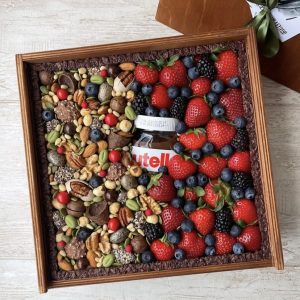 Бокс с орехами и ягодами №56 — Букеты в ящике