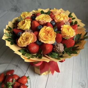 Букет с розами и клубникой №157 — Букеты из клубники
