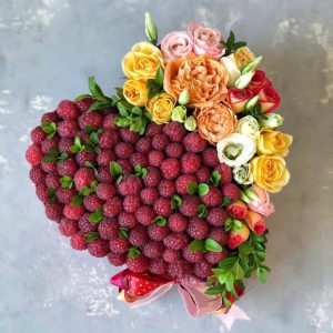 Букет из малины и цветов №44 — Букеты из ягод