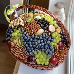 Корзина с орехами и ягодами №50 — Букеты в корзине