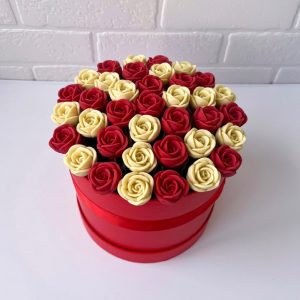 Розы из красного и белого шоколада в коробке №36 — Букеты из шоколада